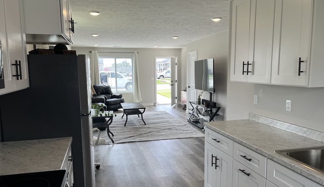 2 bed, 1 office near Splash Station, Lakes, and Midland University