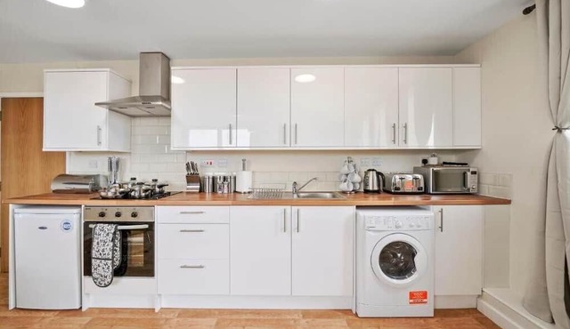 30% OFF! Stylish and Sleek 3 Bed in Southampton