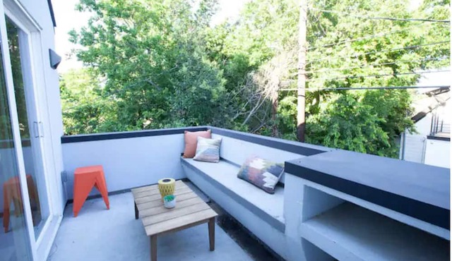 Stylish 3 story house. 3 patios. Central Austin.