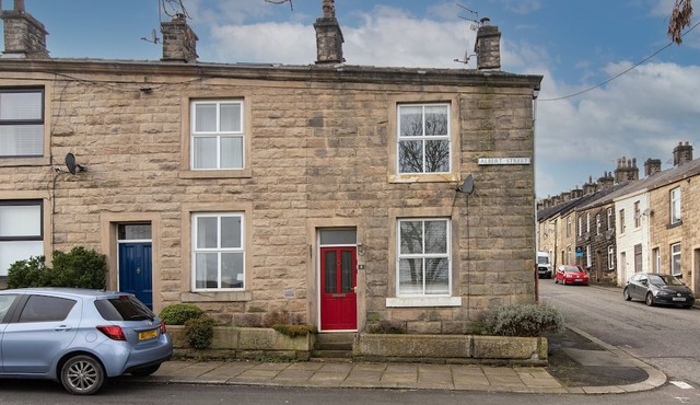 Lovely 2-Bedroom Conveniently Close to Bury & Manchester