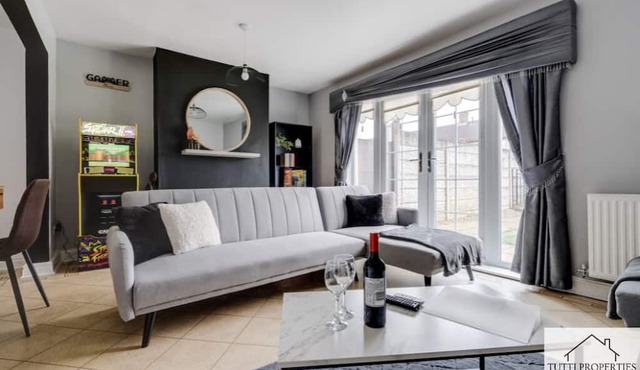 Beautiful Home from Home In Liverpool, Perfect for Families and Contractors.