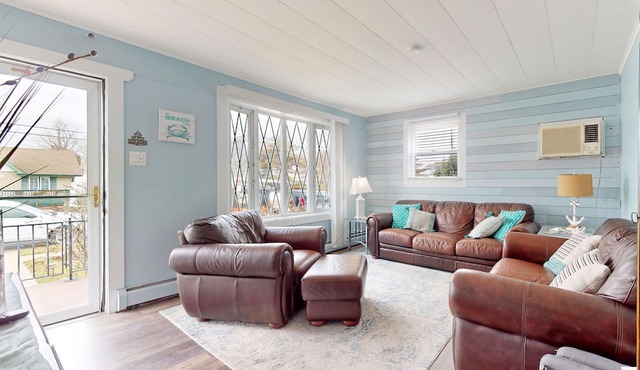 Excellent location!! Beach House 2 Blocks from the beach! Pet Friendly🐶