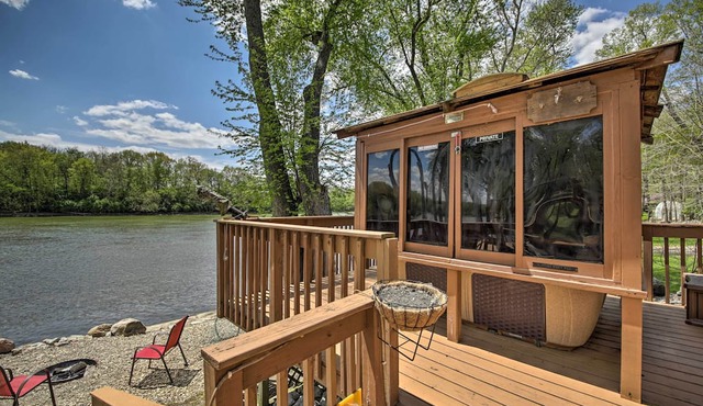 Riverfront ‘Shiitake Cabin’ w/ Private Hot Tub!