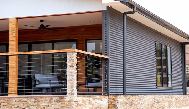 River access, bush views, newly renovated house, 5 minutes to town.