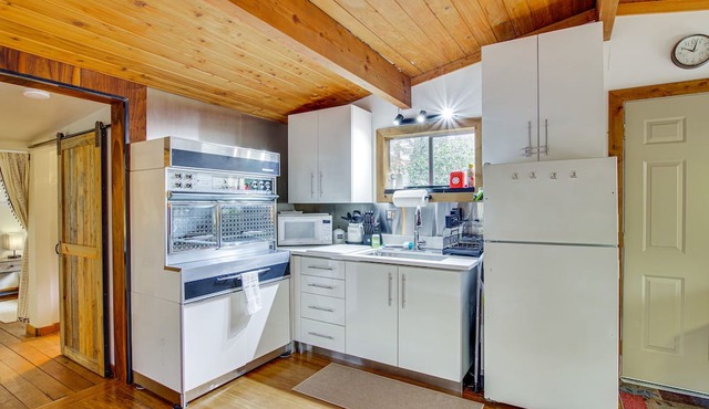 Arlington Creekside Cabin w/ Hot Tub & Fire Pit!