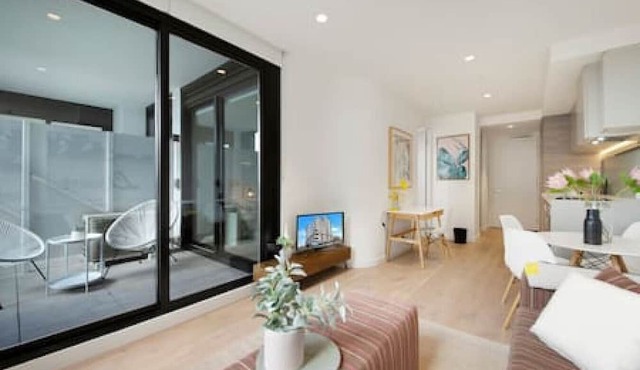 Cool and Contemporary on the City’s Edge