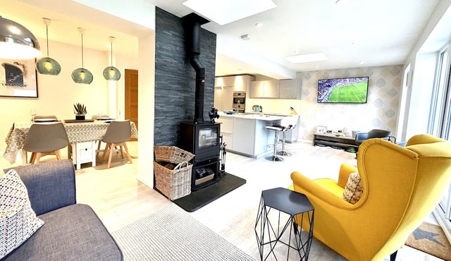 3 bed modern house in Hereford city centre