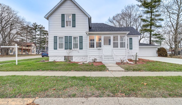 Michigan Retreat w/ Screened-In Porch, Near Lakes!