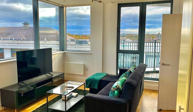 The Regency Suite - Modern 2-Bed 1-Bath Apartment