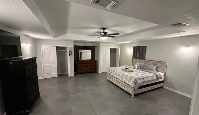 Lonestar Lodge- Enjoy Smart TV with Disney, Amazon Prime, Ext. nearby Casino!