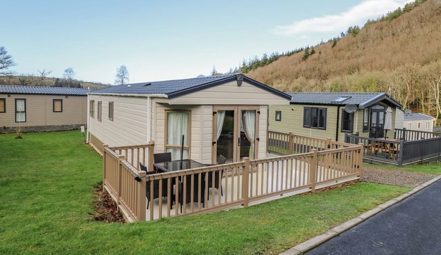 WOODLAND BREEZE, pet friendly, country holiday cottage in Llanarth