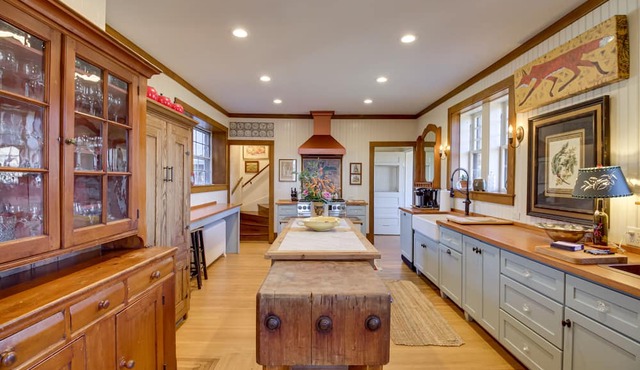 Spacious Virginia Home w/ Porch & Mountain Views