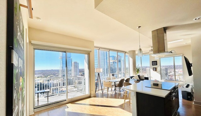 Heart of Austin 2BR: Pool, Gym, & Amazing Views!