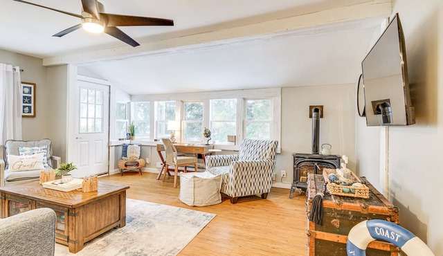 Cozy East Bay Cottage - Walk to Chimney Bluffs!