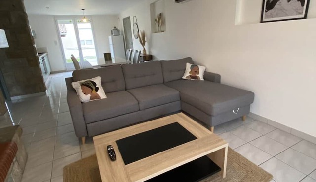 Appartement Tout Équipe Avec 2 Chambres et Jardin