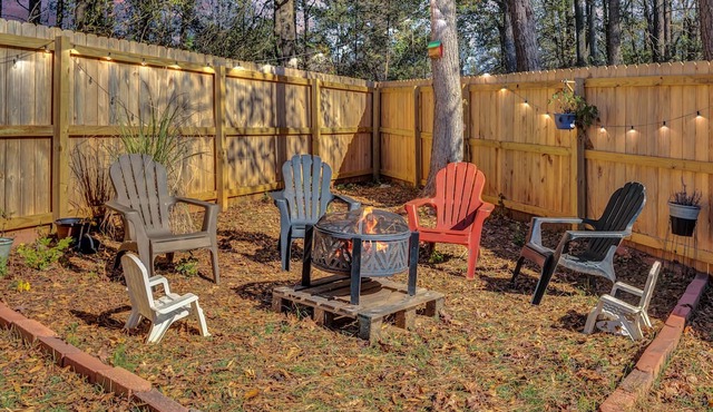 Sleeps 10 ~ King Bed ~ Firepit ~ Smart TV