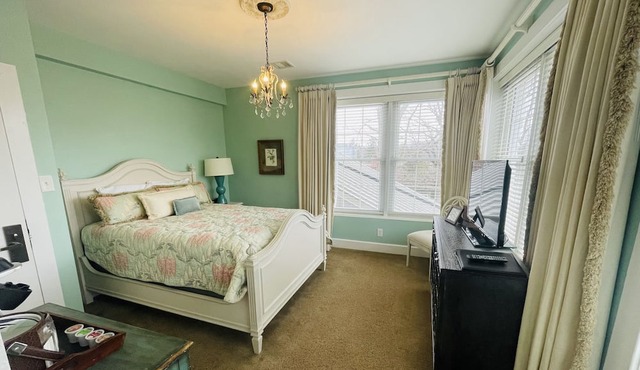 Arboretum Room queen - Non- Smoking- No Pet