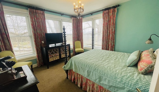 Oak Tree Room queen - Non- Smoking- No Pet