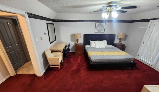 Southern Large Lake Front Custom Estate, Sleeps 16