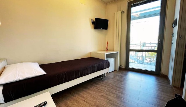 Elegant single room a few minutes from the highway exit towards Milan
