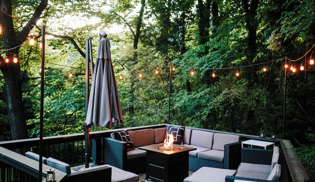 One of a Kind Stunning Lodge for 10 -Walk downtown+pool+hot tub+fire place