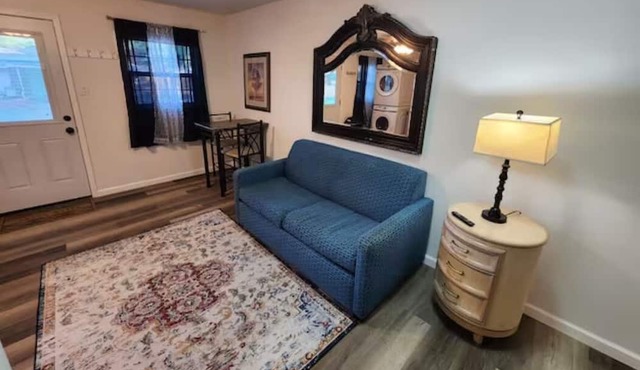 Spacious Gated 1 BR Cottage with washer and dryer