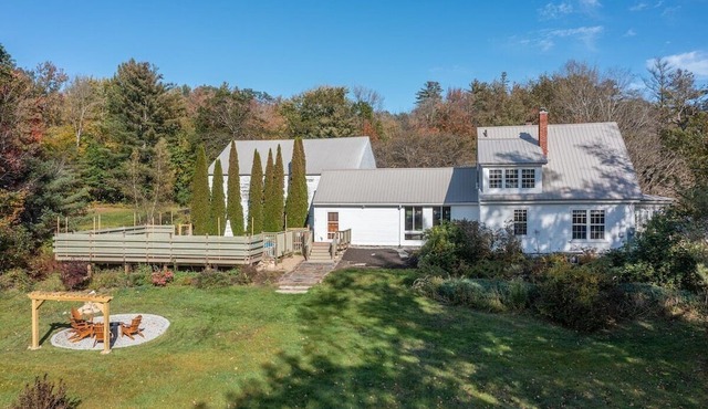 Newly Renovated 1840 Farmhouse