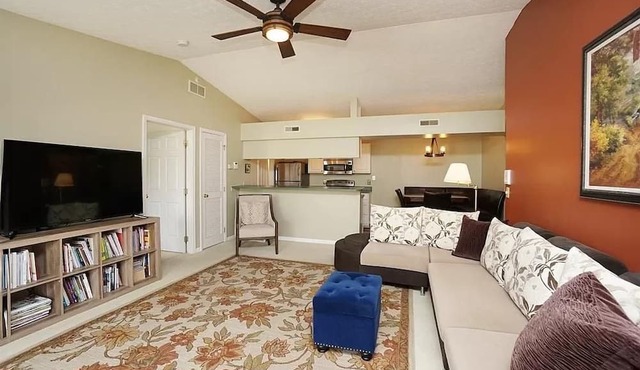 Beautifully furnished 2BR in a quiet cove in the heart of Cincinnati.