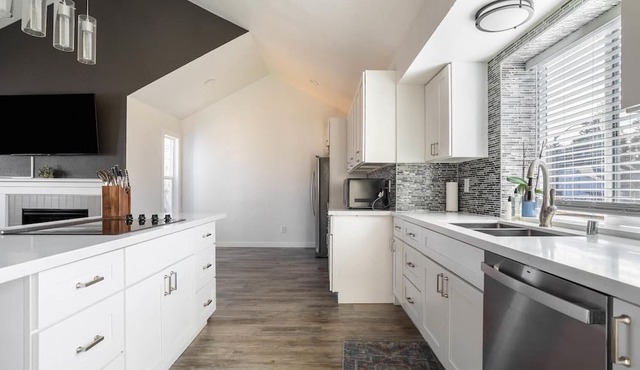 Upscale Kent 1BR, close to Groceries, Shopping & Movies, by Blueground