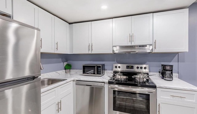 Heart of Towson *Parking*Gym*Pool*Gym*Smart TV