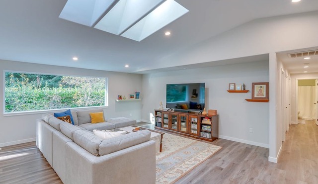 Charming Bellingham Home: Backyard, Walk to Beach!