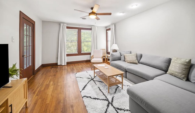 Remodeled Historical Apt with comfortable furnishings. Safe, convenient area