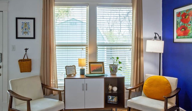 Room with private entrance in an adorable bungalow in Old Town Georgetown TX!