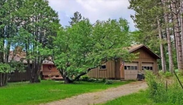 Cozy Lake Home-Pet Friendly, Lots of space inside and out, Amazing Lake Views!