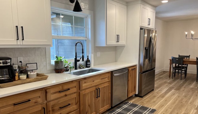 Freshly renovated modern 4 bd+3 ba home just 2 miles from hospital and college!