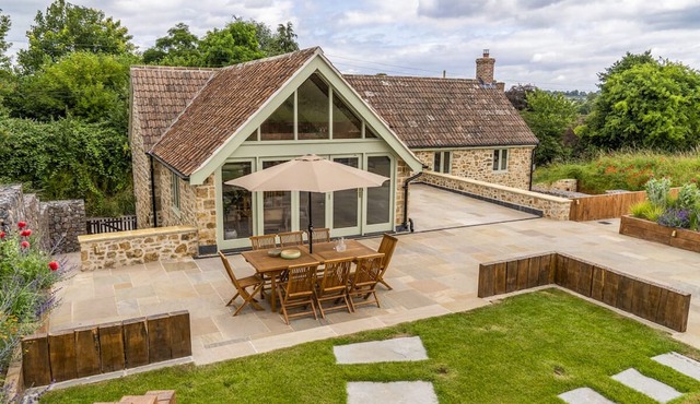 Little Hideaway - Four Bedroom Villa, Sleeps 8