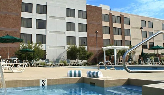 Relax and Unwind: 4 Units Near Rocky Mount City Lake! Onsite Pool. Parking.