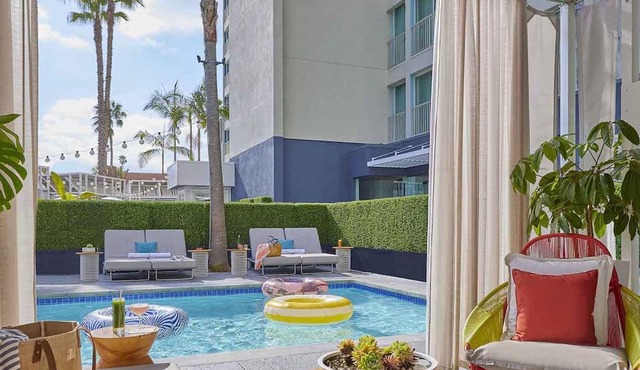 Indulge In Contemporary Comfort! 4 Pool View Units, Near Santa Monica Beach!