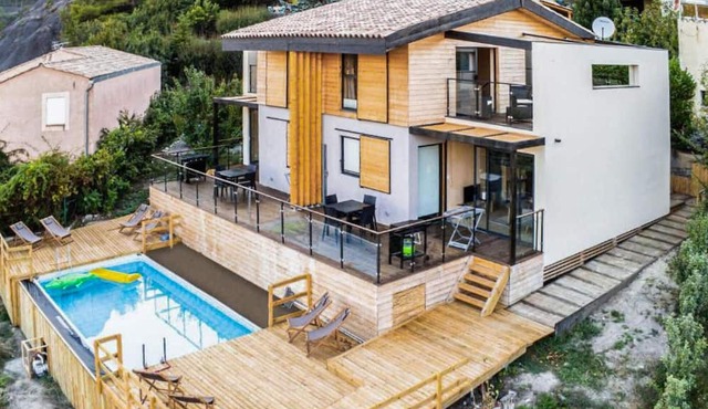 This beautiful and modern vacation home welcomes you with a breathtaking mountain view.