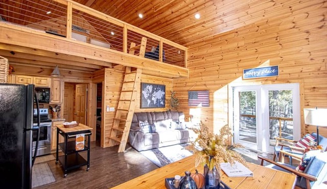 Gorgeous Lakefront Cabin - Full Amenities