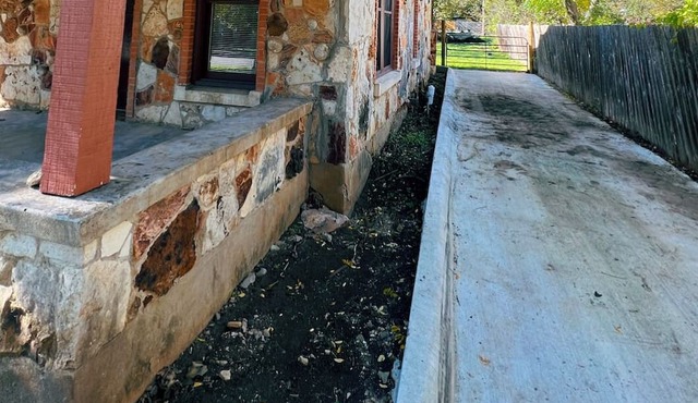 Cozy Spaceship Ranch House Meets Historical San Marcos