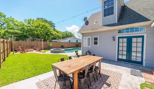 2 Story Cottage w/ heated pool and jacuzzi+bonfire