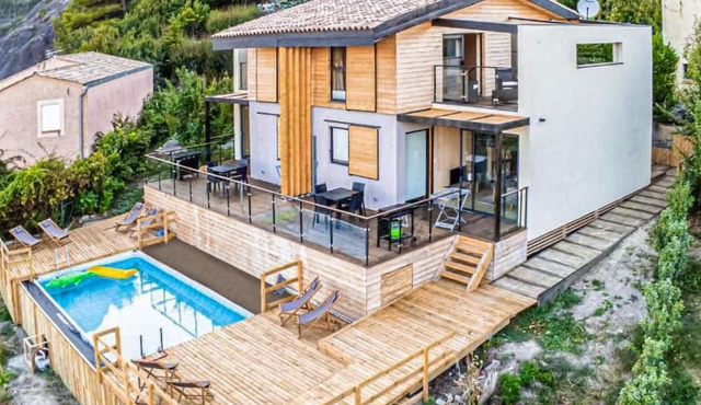 This beautiful and modern vacation home welcomes you with a breathtaking mountain view.