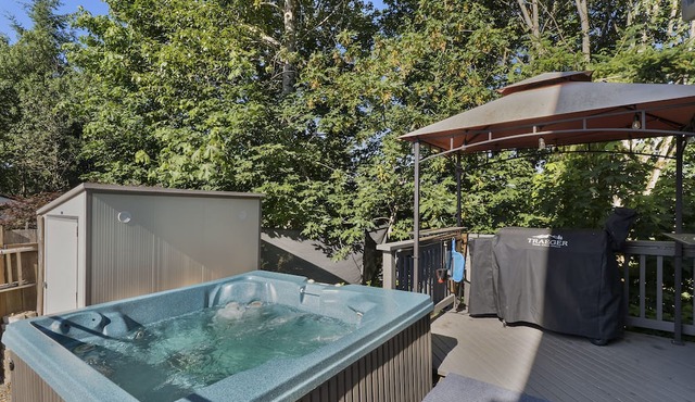 Hot Tub Hideout Serenity in Scenic Milton, WA