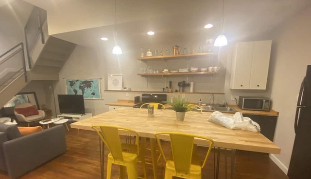 Peaceful Getaway Queen Bed & Free Heated Garage Parking