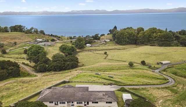 SLICE OF HEAVEN IN KAIAUA WITH SEA VIEWS - BEACH & PARK WITHIN WALKING DISTANCE