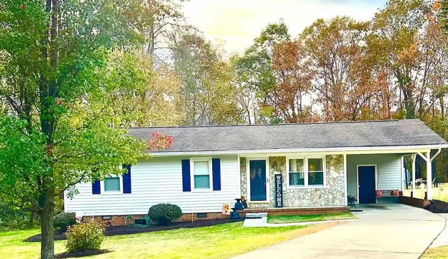 Secluded Oasis minutes from shopping Complimentary streaming services &CoffeeBar