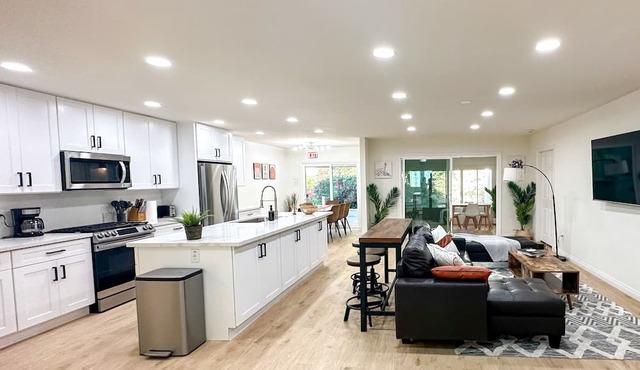 Magical Retreat Minutes from Disneyland! Elderly-Friendly, Newly Remodeled 5BR.