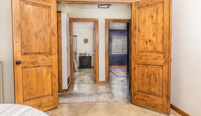 King*2min->Boise Greenbelt*10min->Airport*Solar