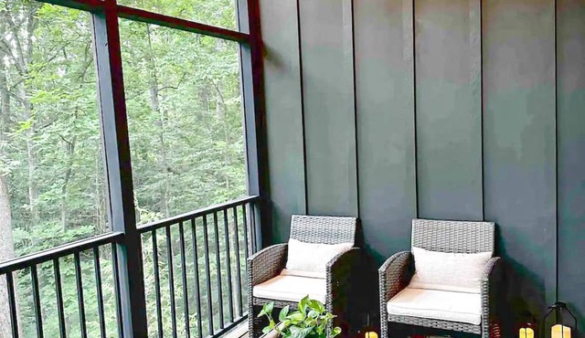 Modern Farmhouse surrounded by woods. Shopping wineries breweries hiking nearby